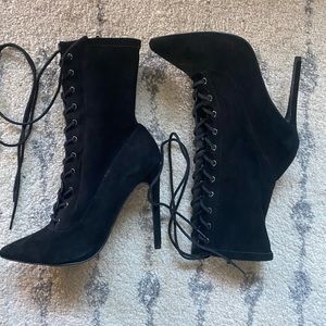 STEVE MADDEN SATISFIED BLACK LACE UP HEELS Size 8